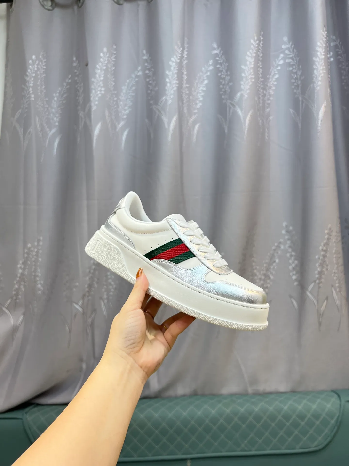 Men's men's shoes💰640 Gucci counter's latest couple's biscuit shoes‼ ️ 👑Purchasing agent level Gucci’s latest IP lightweight thick-soled white shoes can be put on your feet in seconds**4CM! ! Simple, easy to match and full of retro charm ~ the latest anti-counterfeiting cloth label on the tongue. And with electronic chip anti-counterfeiting.   The upper is made of imported environmentally friendly water-dyed calfskin, with a +1:1 fly-woven mesh surface to absorb sweat and an inner lining! Fly-knitted leather molded latex insole. Original IP lightweight outsole, one-piece injection molding, super comfortable and elastic, size: female 35-40 (female 41 customized) male 39-44 (male 38.45 46 customized)